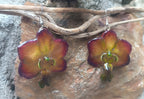 Orecchini con orchidea Vanda viola naturale inglobata in resina con ganci anallergici
