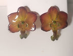 Orecchini con orchidea Vanda viola naturale inglobata in resina con ganci anallergici