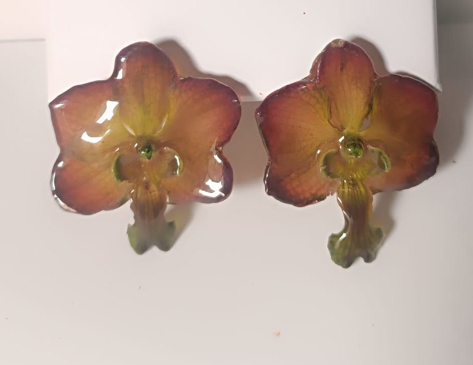 Orecchini con orchidea Vanda viola naturale inglobata in resina con ganci anallergici
