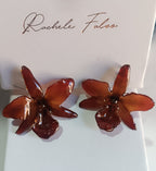 orecchini pendenti artigianali Rachele Falvo realizzati con intere orchidee vere sfumate in arancio ruggine, marrone terra di siena e bordeaux in resina lucida