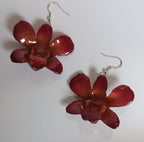 orecchini artigianali Rachele Falvo con un'intera orchidea vera rossa in resina lucida e gancio in argento