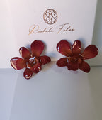 orecchini artigianali Rachele Falvo con un'intera orchidea vera rossa in resina lucida e gancio in argento