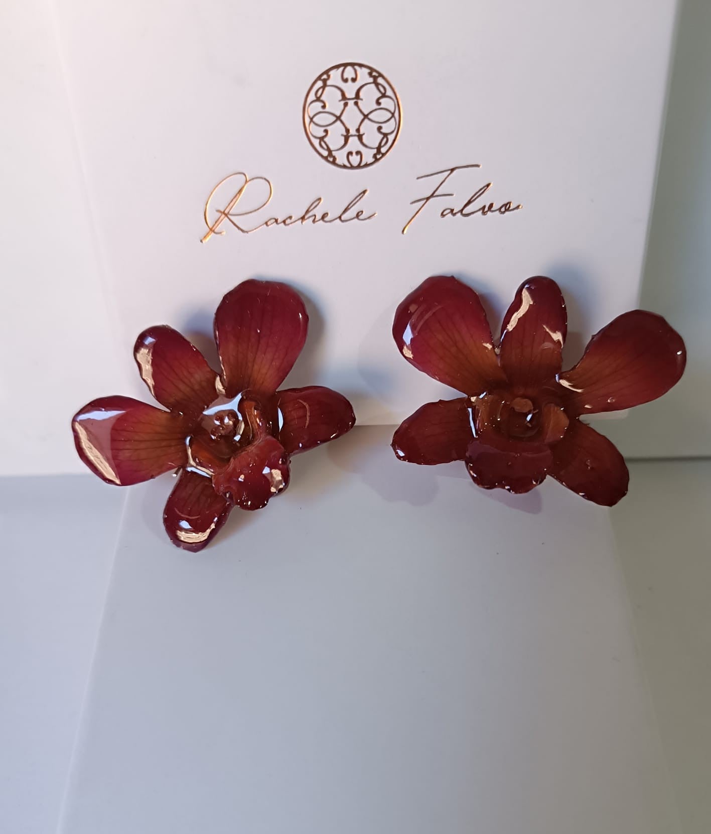 orecchini artigianali Rachele Falvo con un'intera orchidea vera rossa in resina lucida e gancio in argento
