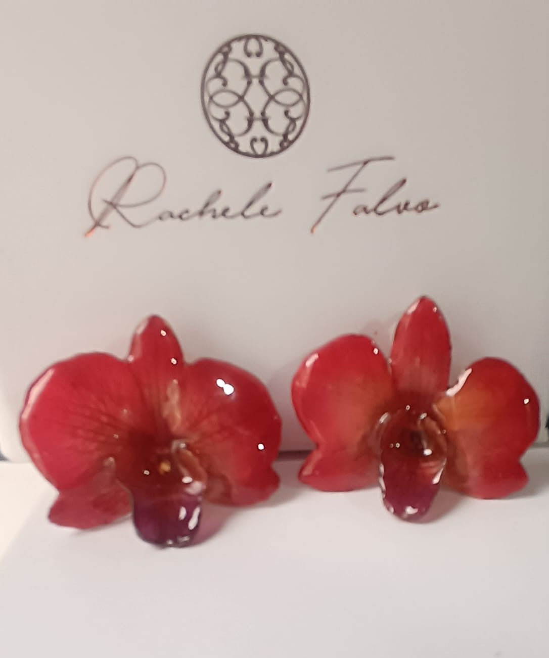 Boucles d'Oreilles Orchidées Naturelles en Résine et Crochets en Argent – Légères et Élégantes