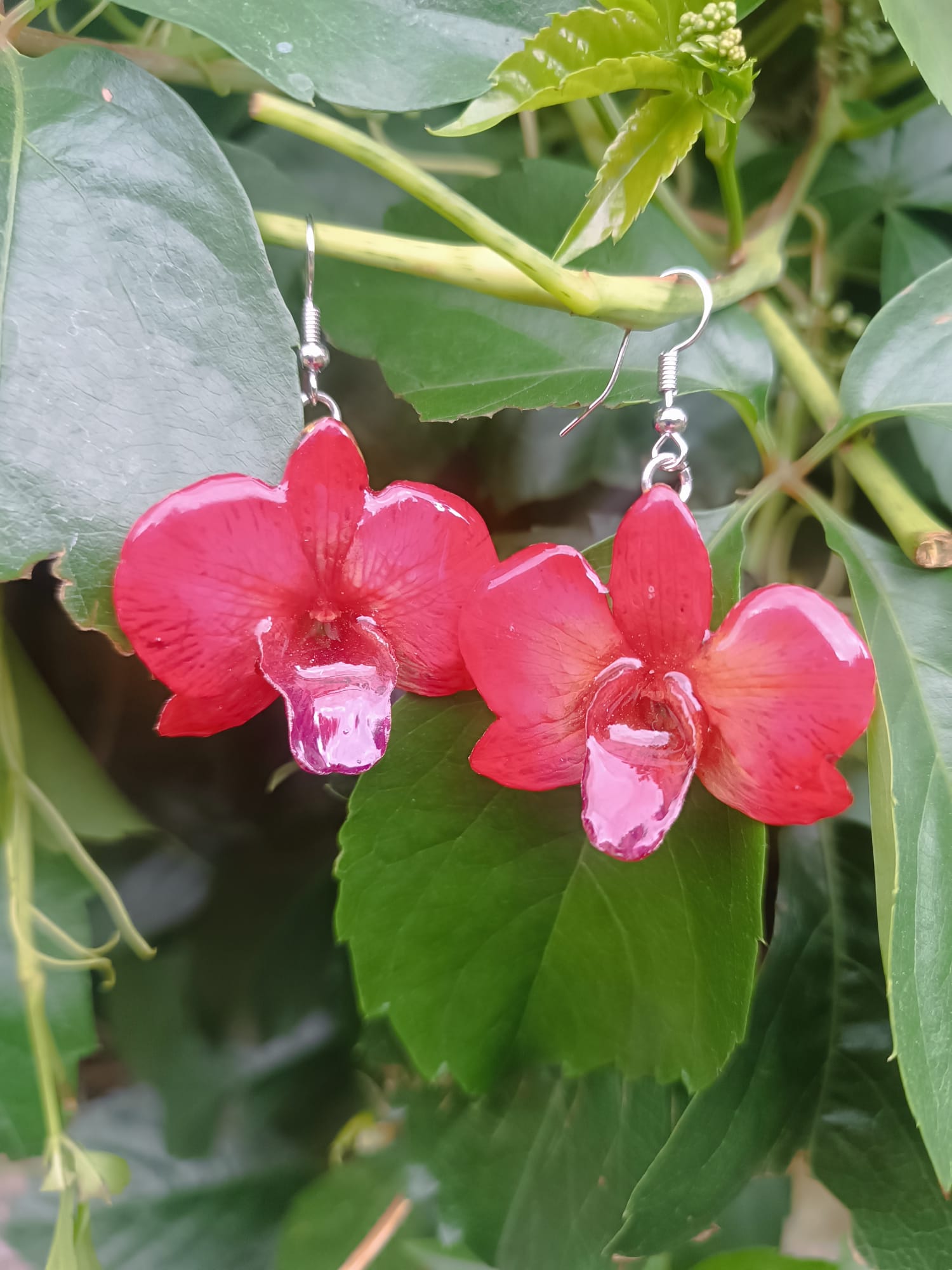 Boucles d'Oreilles Orchidées Naturelles en Résine et Crochets en Argent – Légères et Élégantes