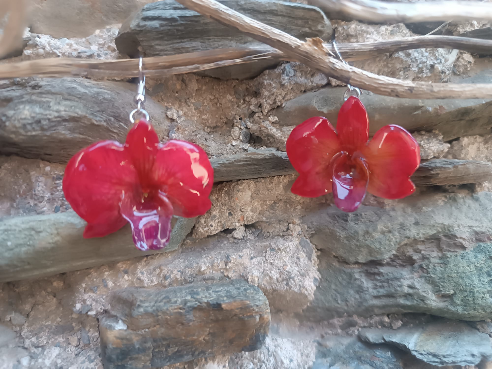 Boucles d'Oreilles Orchidées Naturelles en Résine et Crochets en Argent – Légères et Élégantes
