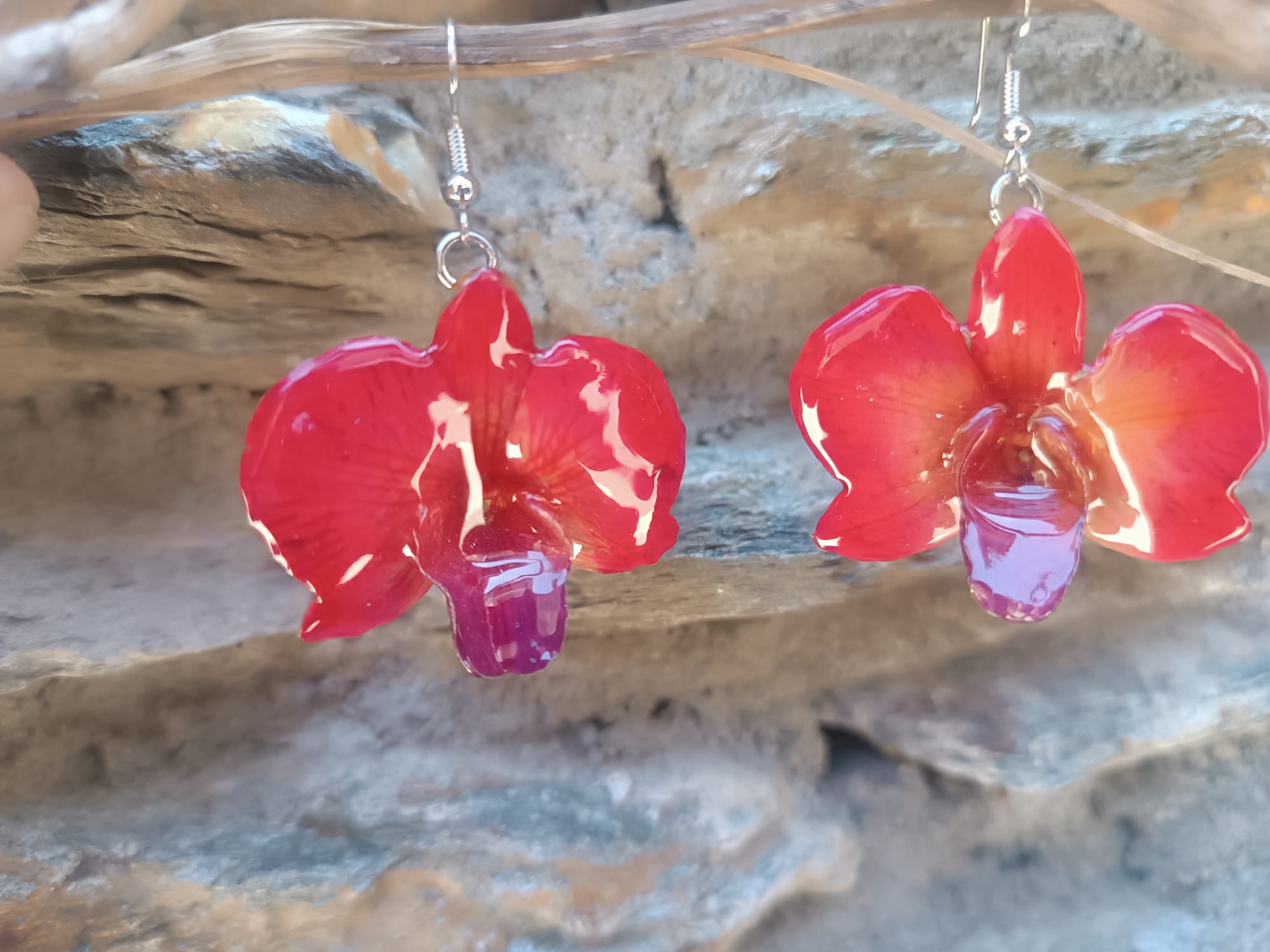 Boucles d'Oreilles Orchidées Naturelles en Résine et Crochets en Argent – Légères et Élégantes