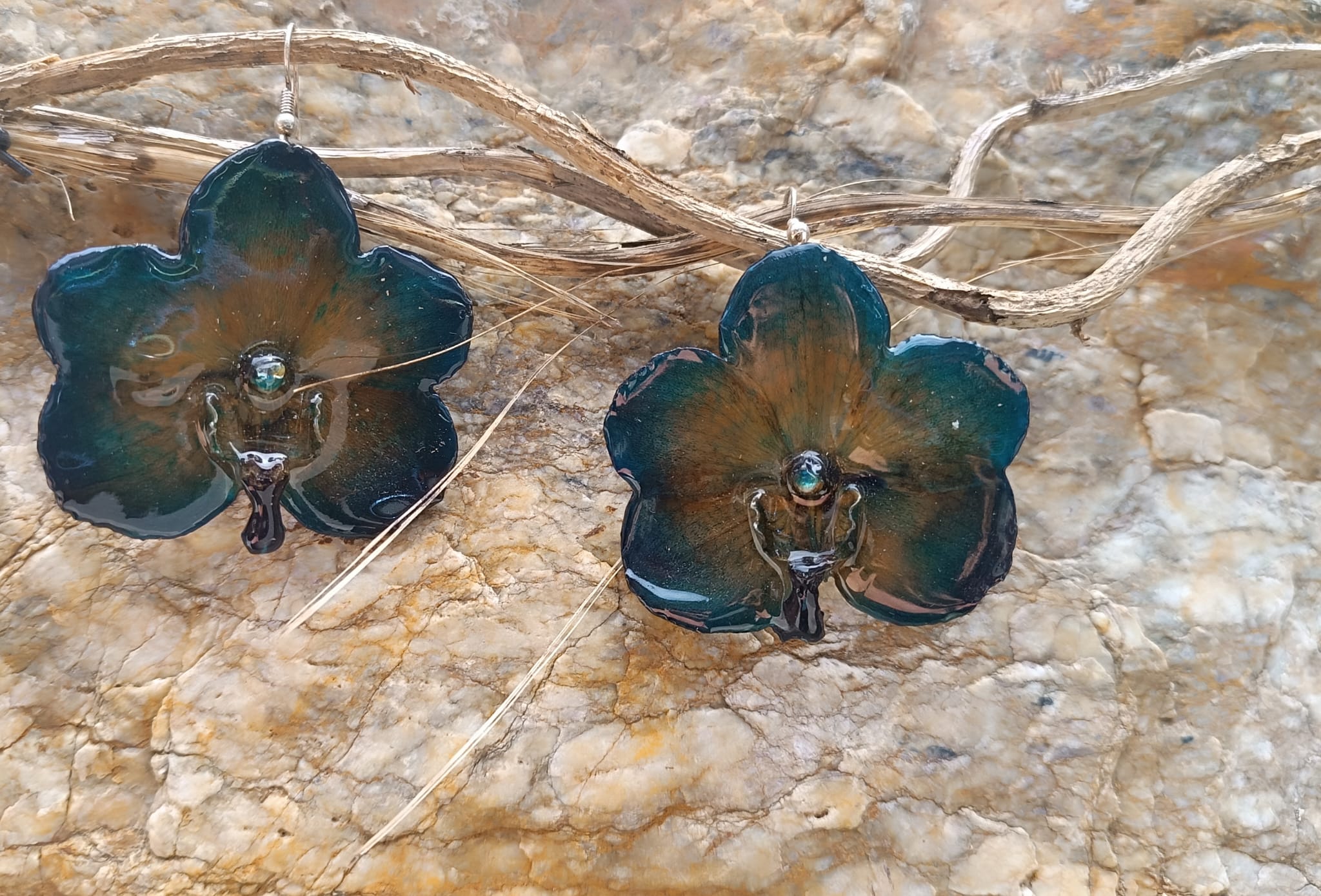 Boucles d'oreilles Orchidées Vanda Vertes et Jaunes en Résine avec Crochets en Argent