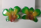 orecchini pendenti artigianali Rachele Falvo, realizzati con intere orchidee vere sfumate in verde brillante, giallo ocra e centro fucsia viola in resina lucida.