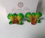orecchini pendenti artigianali Rachele Falvo, realizzati con intere orchidee vere sfumate in verde brillante, giallo ocra e centro fucsia viola in resina lucida.