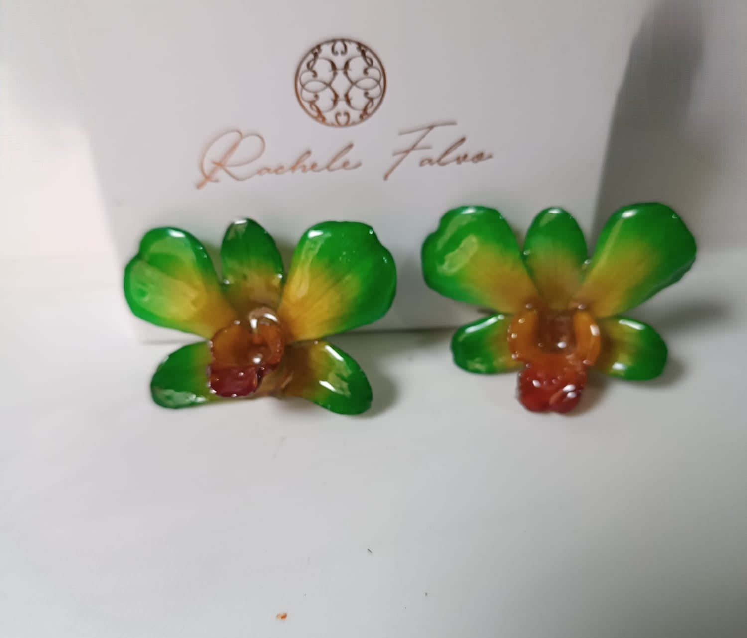 orecchini pendenti artigianali Rachele Falvo, realizzati con intere orchidee vere sfumate in verde brillante, giallo ocra e centro fucsia viola in resina lucida.