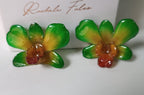 orecchini pendenti artigianali Rachele Falvo, realizzati con intere orchidee vere sfumate in verde brillante, giallo ocra e centro fucsia viola in resina lucida.