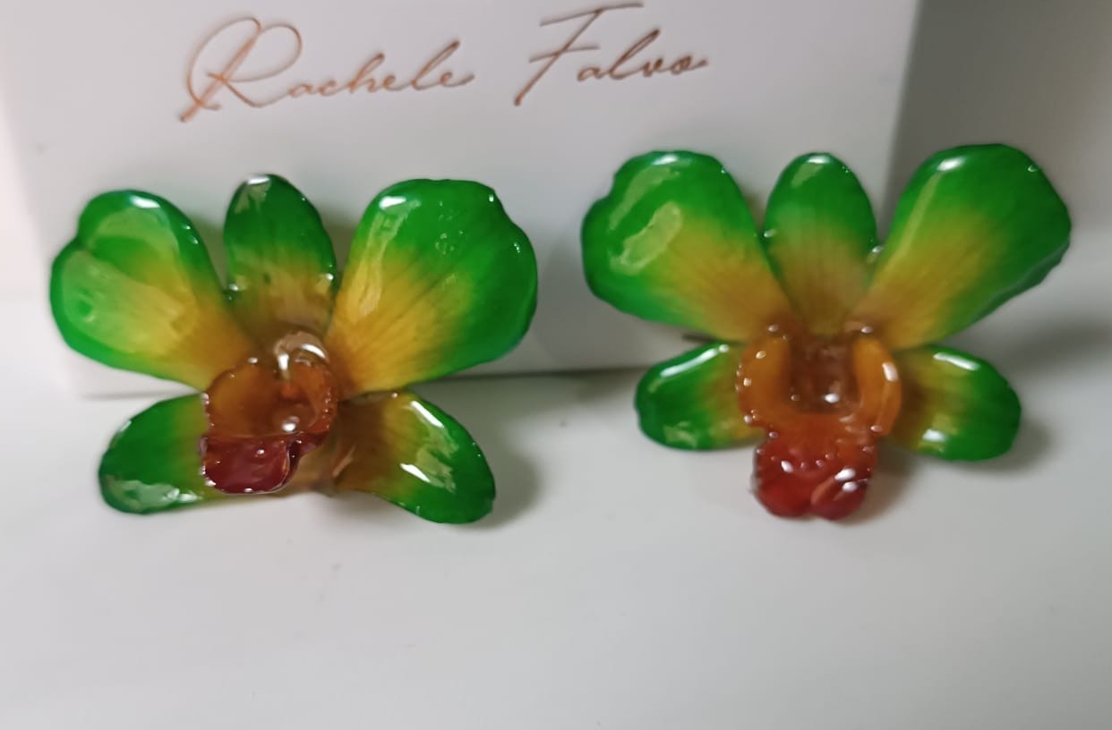 orecchini pendenti artigianali Rachele Falvo, realizzati con intere orchidee vere sfumate in verde brillante, giallo ocra e centro fucsia viola in resina lucida.