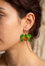 orecchini pendenti artigianali Rachele Falvo, realizzati con intere orchidee vere sfumate in verde brillante, giallo ocra e centro fucsia viola in resina lucida.
