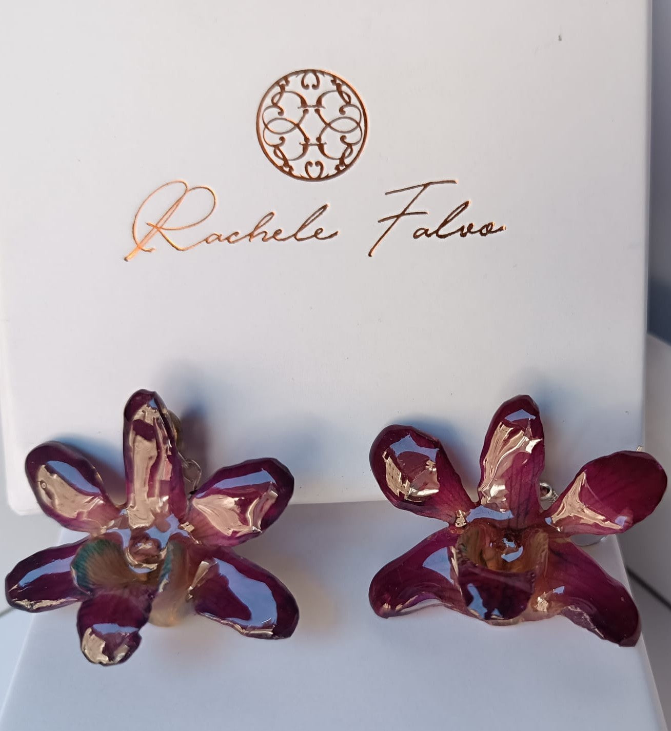 orecchini pendenti artigianali con gancio a monachella in argento e intere orchidee vere viola 3D 