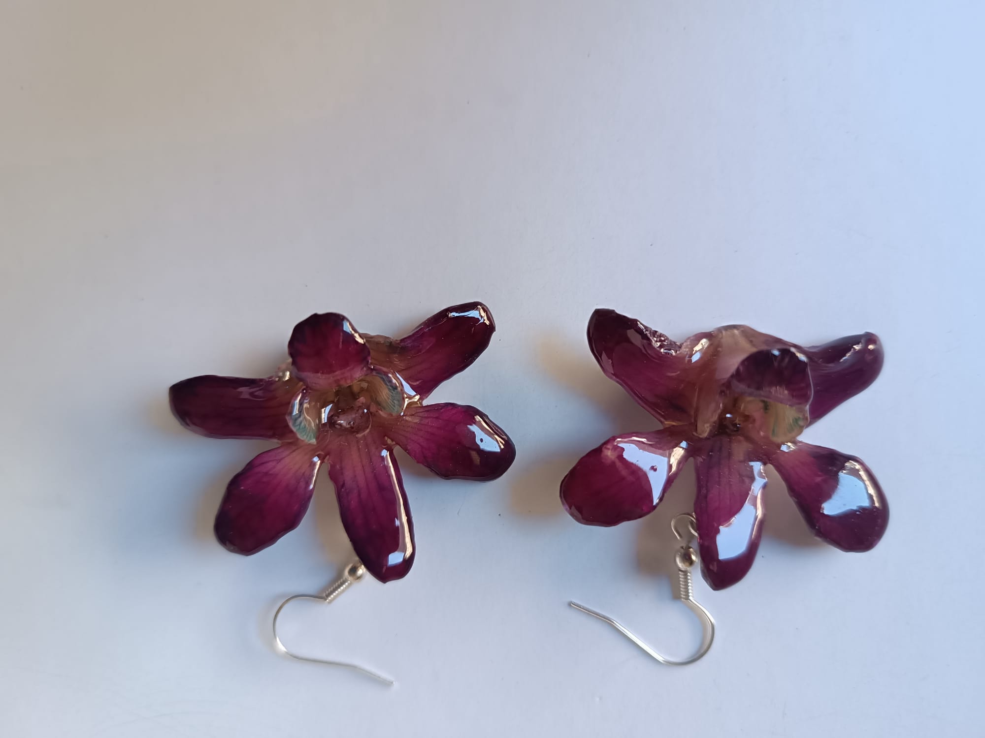 orecchini pendenti artigianali con gancio a monachella in argento e intere orchidee vere viola 3D 