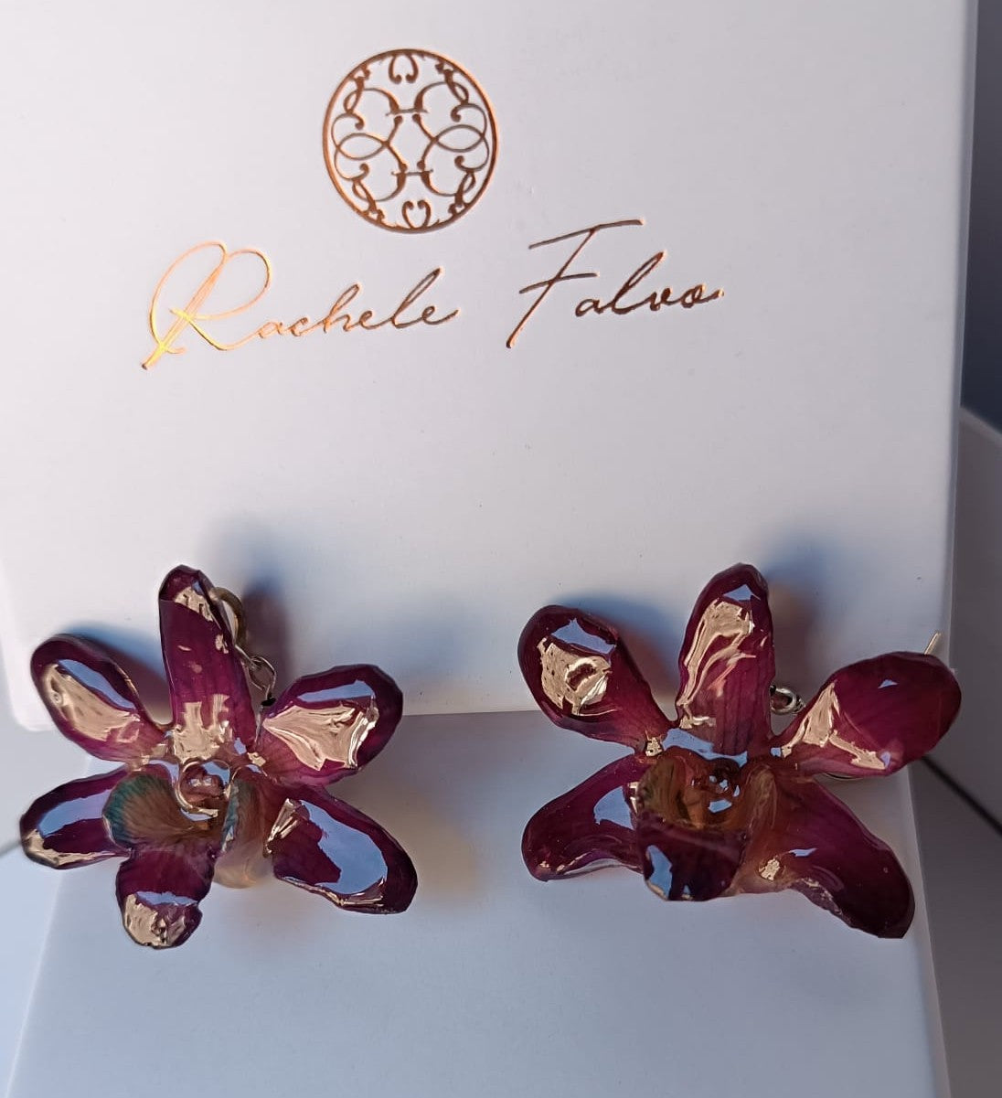 orecchini pendenti artigianali con gancio a monachella in argento e intere orchidee vere viola 3D 
