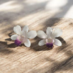 “Orecchini pendenti con orchidee bianche Dendrobium naturali inglobate in resina e ganci in argento”
