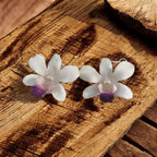 “Orecchini pendenti con orchidee bianche Dendrobium naturali inglobate in resina e ganci in argento”