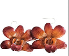 “Orecchini pendenti con orchidee rosse naturali inglobate in resina e gancio in argento”