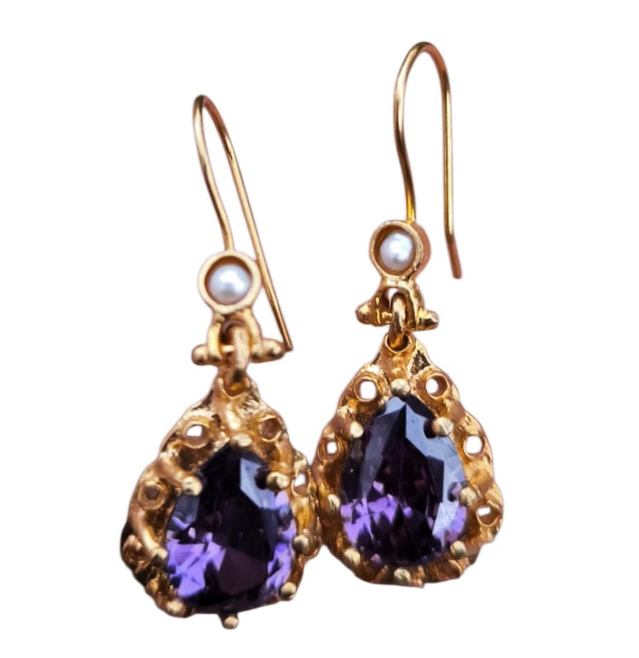Orecchini pendenti in bronzo placcato oro con perla e ametiste naturali viola sfaccettate