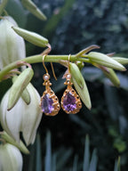 Orecchini pendenti in bronzo placcato oro con perla e ametiste naturali viola sfaccettate