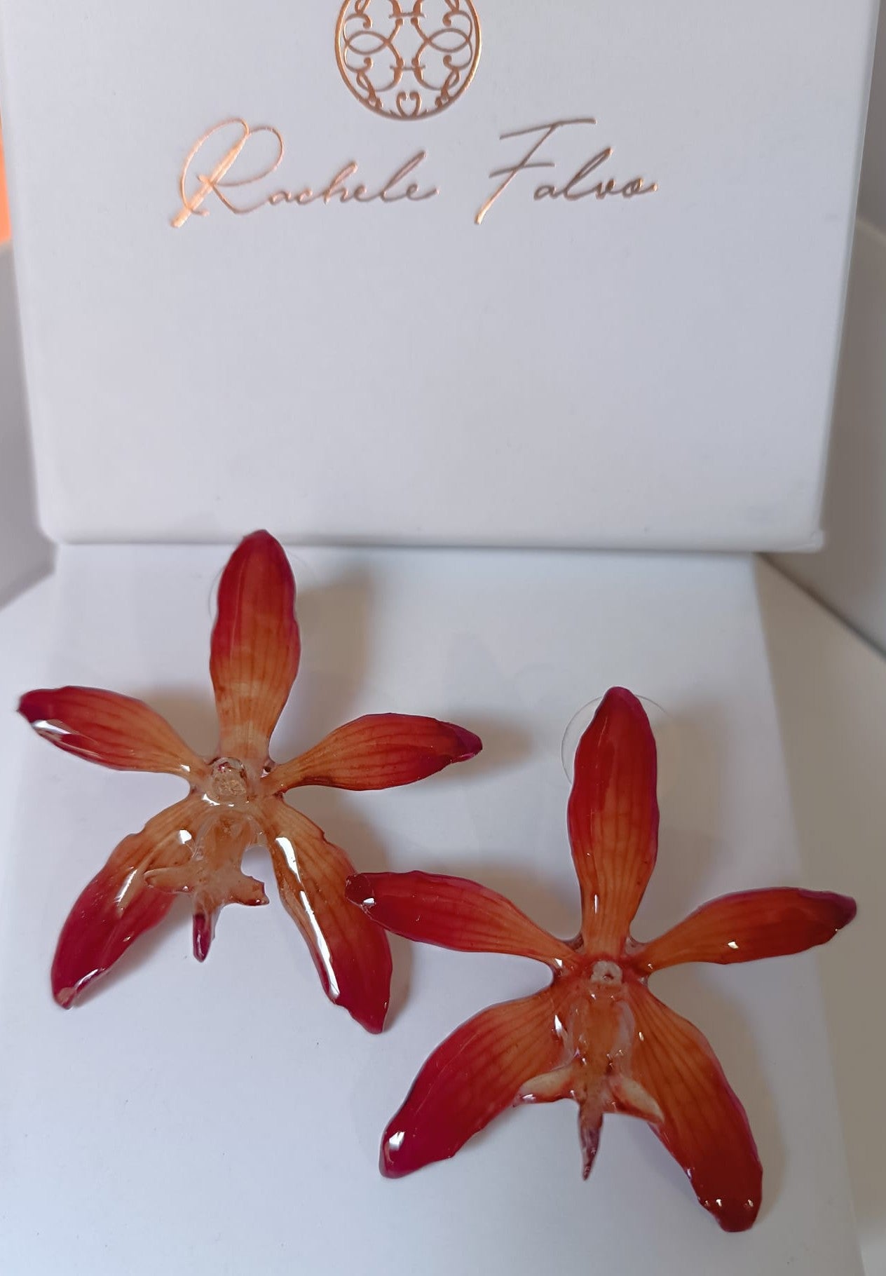 orecchini a perno artigianali Rachele Falvo realizzati con intere orchidee vere arancioni e panna in resina lucida