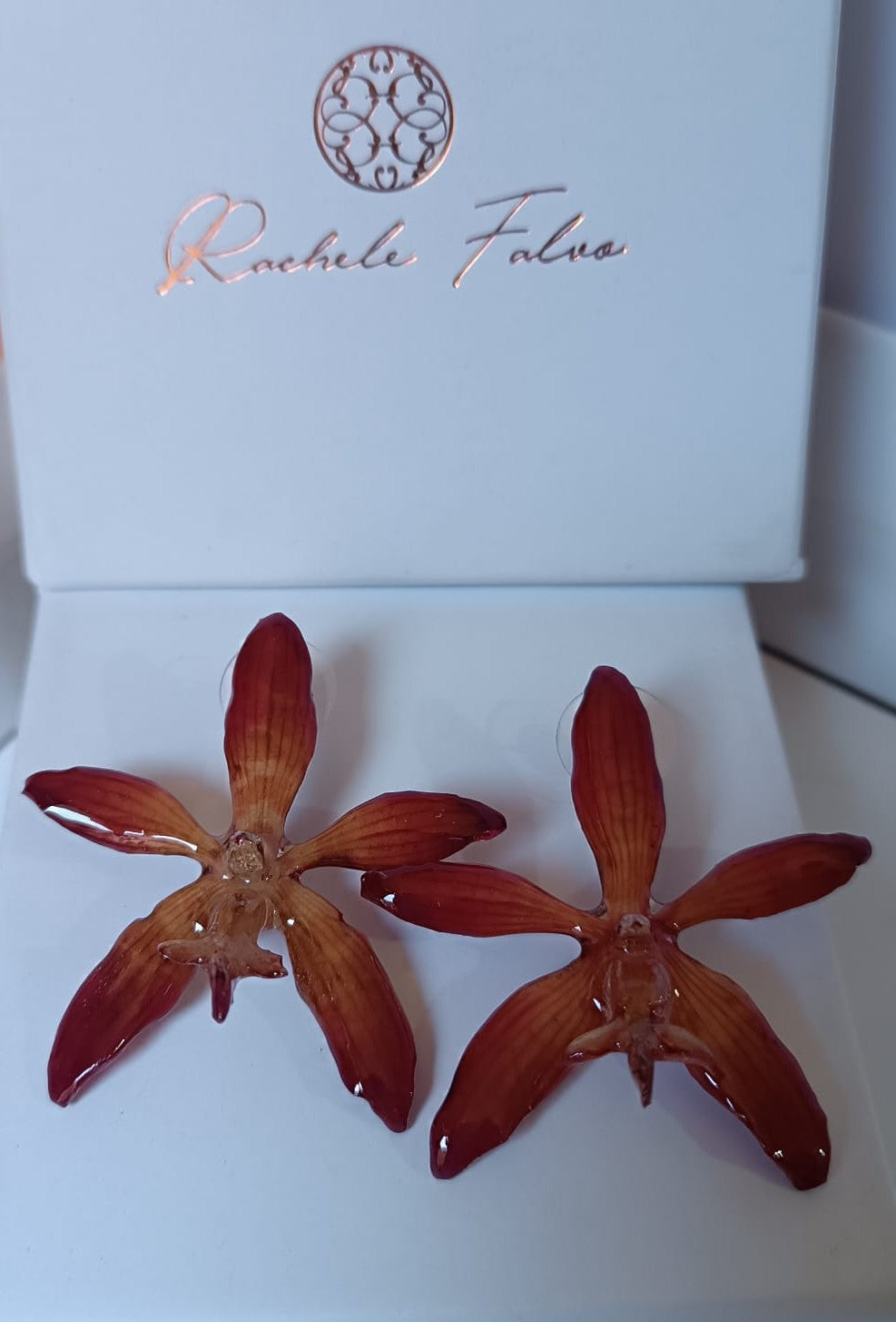 orecchini a perno artigianali Rachele Falvo realizzati con intere orchidee vere arancioni e panna in resina lucida