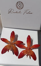orecchini a perno artigianali Rachele Falvo realizzati con intere orchidee vere arancioni e panna in resina lucida