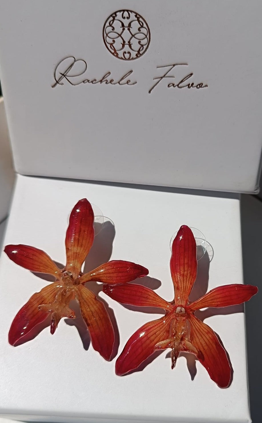 orecchini a perno artigianali Rachele Falvo realizzati con intere orchidee vere arancioni e panna in resina lucida