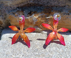 orecchini a perno artigianali Rachele Falvo realizzati con intere orchidee vere arancioni e panna in resina lucida