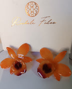 orecchini artigianali a perno Rachele Falvo con orchidee vere arancioni e viola in resina