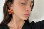 orecchini artigianali a perno Rachele Falvo con orchidee vere arancioni e viola in resina