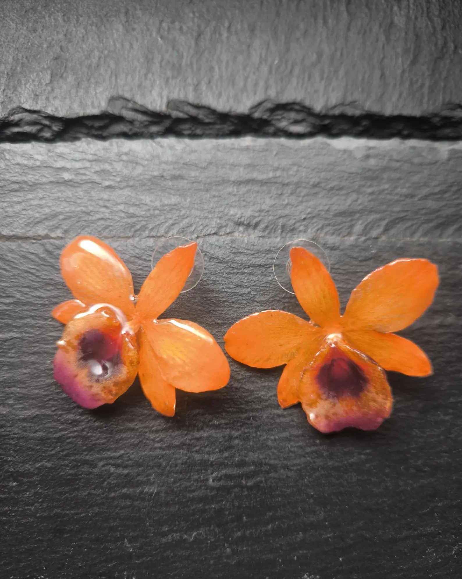 orecchini artigianali a perno Rachele Falvo con orchidee vere arancioni e viola in resina