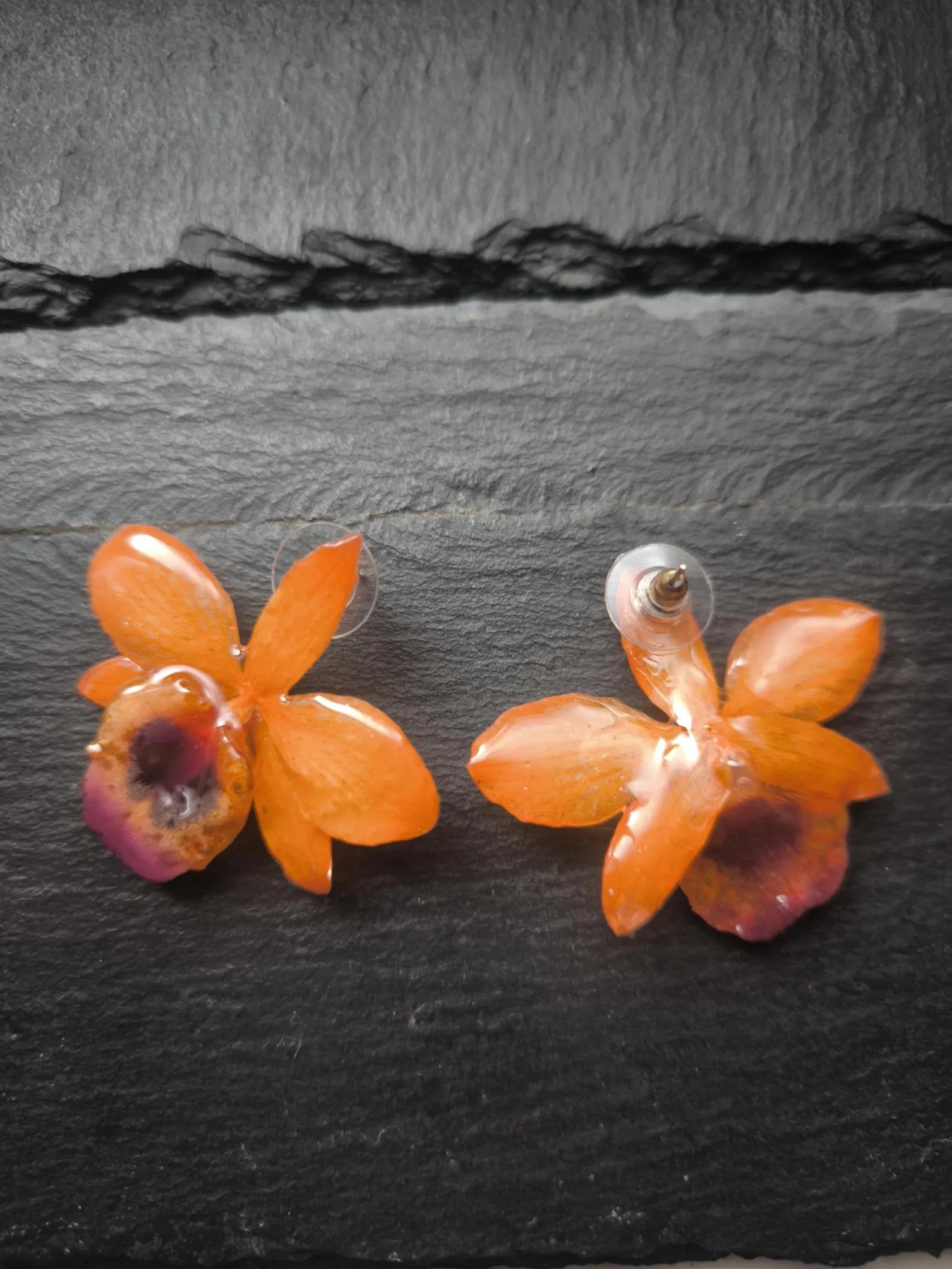 orecchini artigianali a perno Rachele Falvo con orchidee vere arancioni e viola in resina