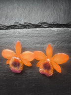 orecchini artigianali a perno Rachele Falvo con orchidee vere arancioni e viola in resina