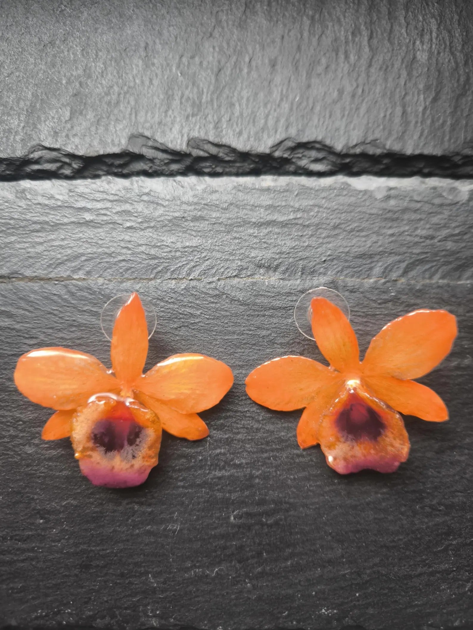 orecchini artigianali a perno Rachele Falvo con orchidee vere arancioni e viola in resina