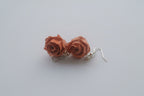 Orecchini con rose naturali vere inglobate in resina con ganci in argento