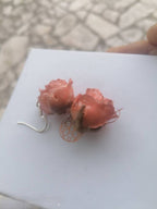 Orecchini con rose naturali vere inglobate in resina con ganci in argento