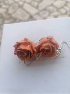 Orecchini con rose naturali vere inglobate in resina con ganci in argento