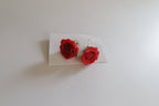 Orecchini con roselline rosse naturali inglobate in resina con ganci in argento anallergico