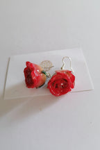 Orecchini con roselline rosse naturali inglobate in resina con ganci in argento anallergico