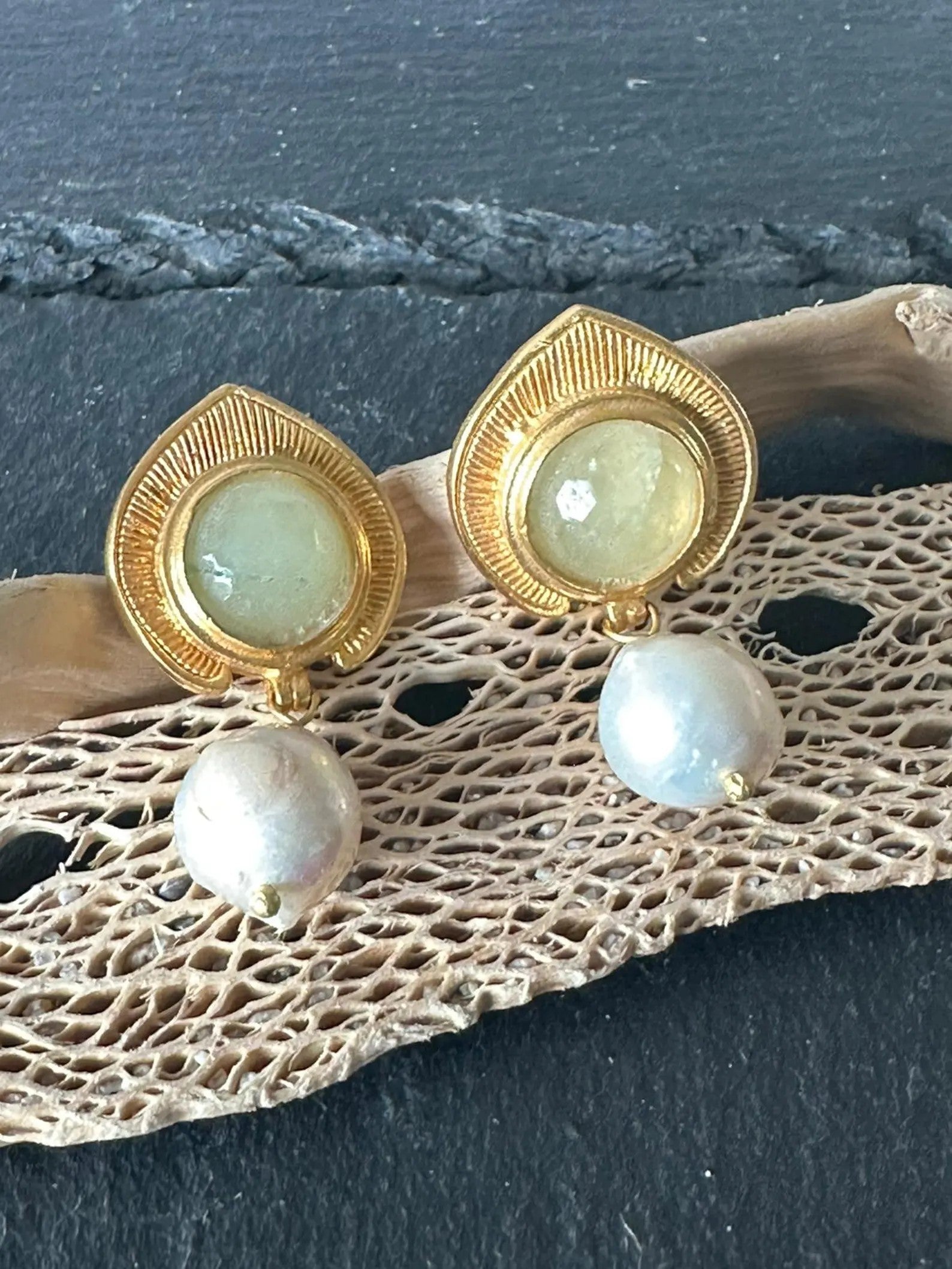 Orecchini stile antico oro su bronzo con peridoti grezzi e perle barocche naturali