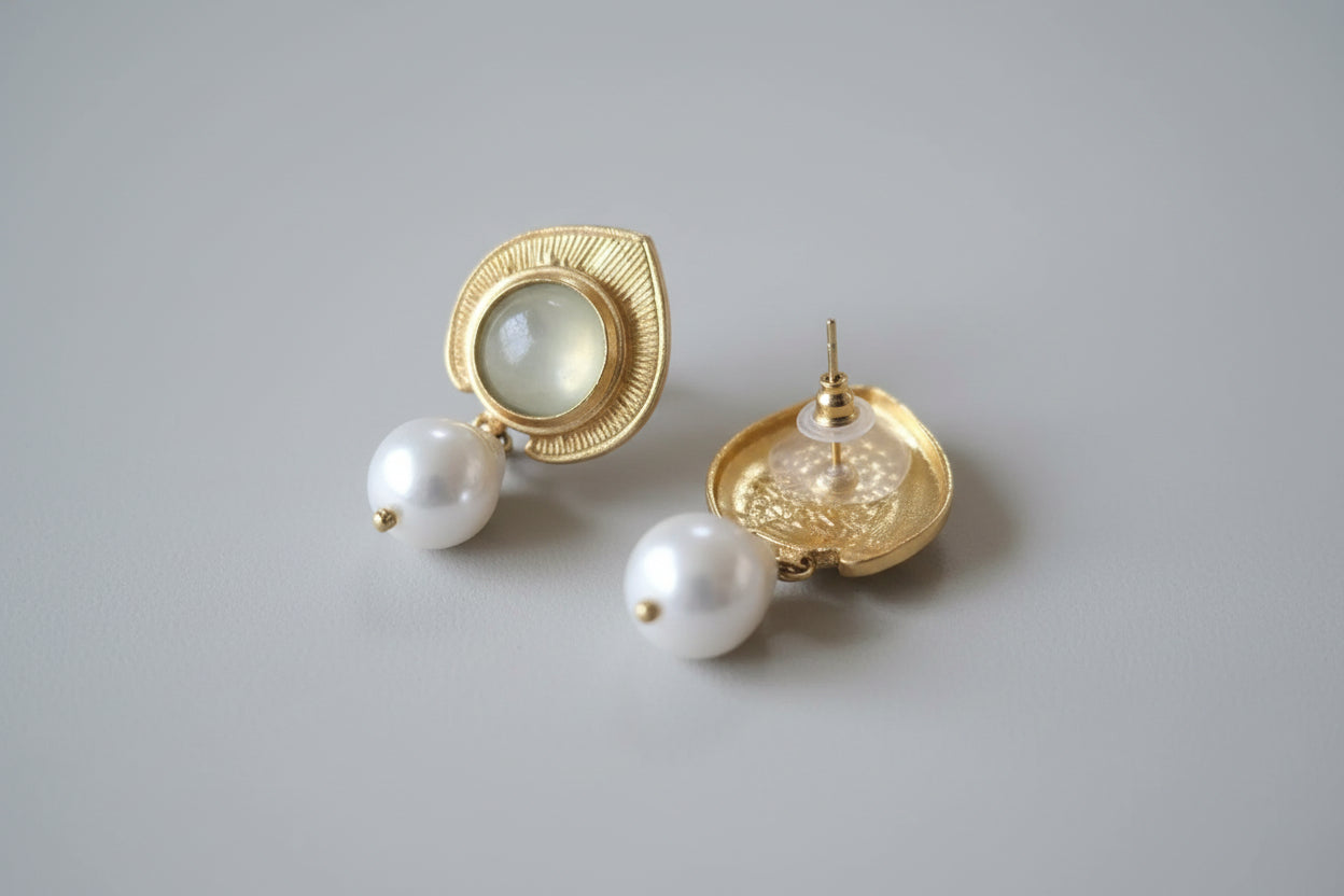 Orecchini stile antico oro su bronzo con peridoti grezzi e perle barocche naturali
