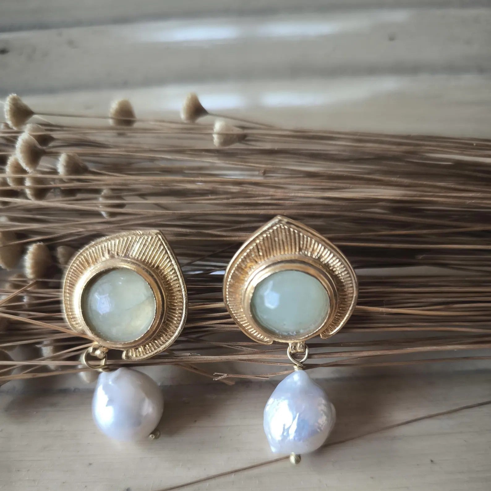 Orecchini stile antico oro su bronzo con peridoti grezzi e perle barocche naturali