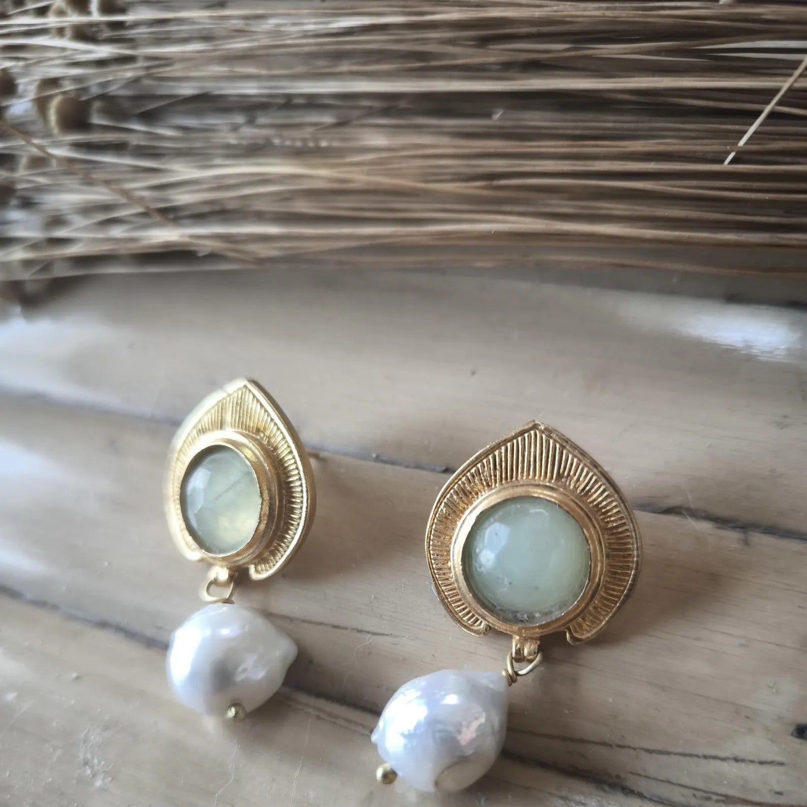 Orecchini stile antico oro su bronzo con peridoti grezzi e perle barocche naturali