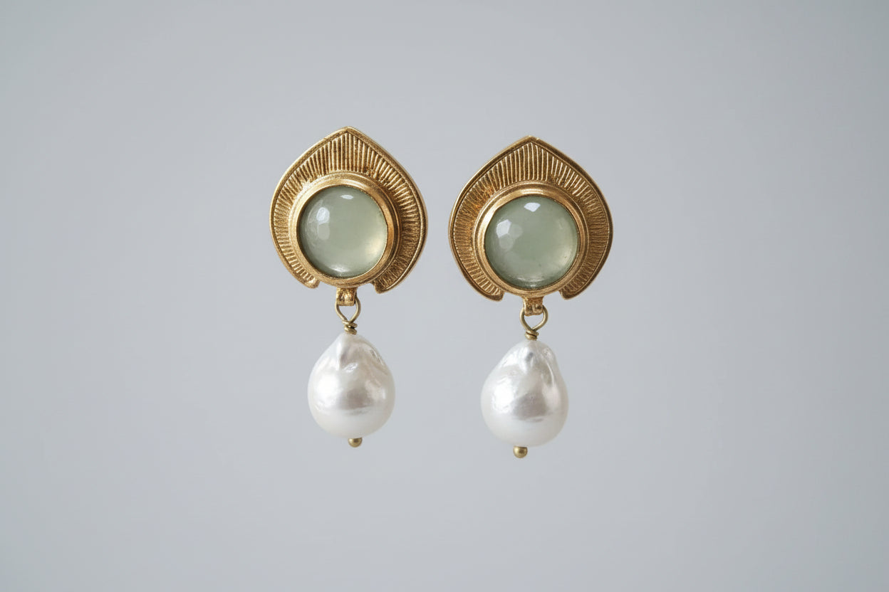 Orecchini stile antico oro su bronzo con peridoti grezzi e perle barocche naturali