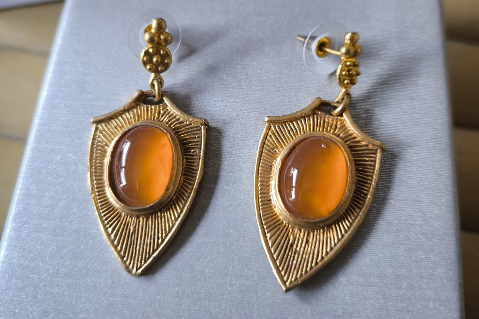 Orecchini stile antico in oro su bronzo con quarzi arancio naturali taglio cabochon