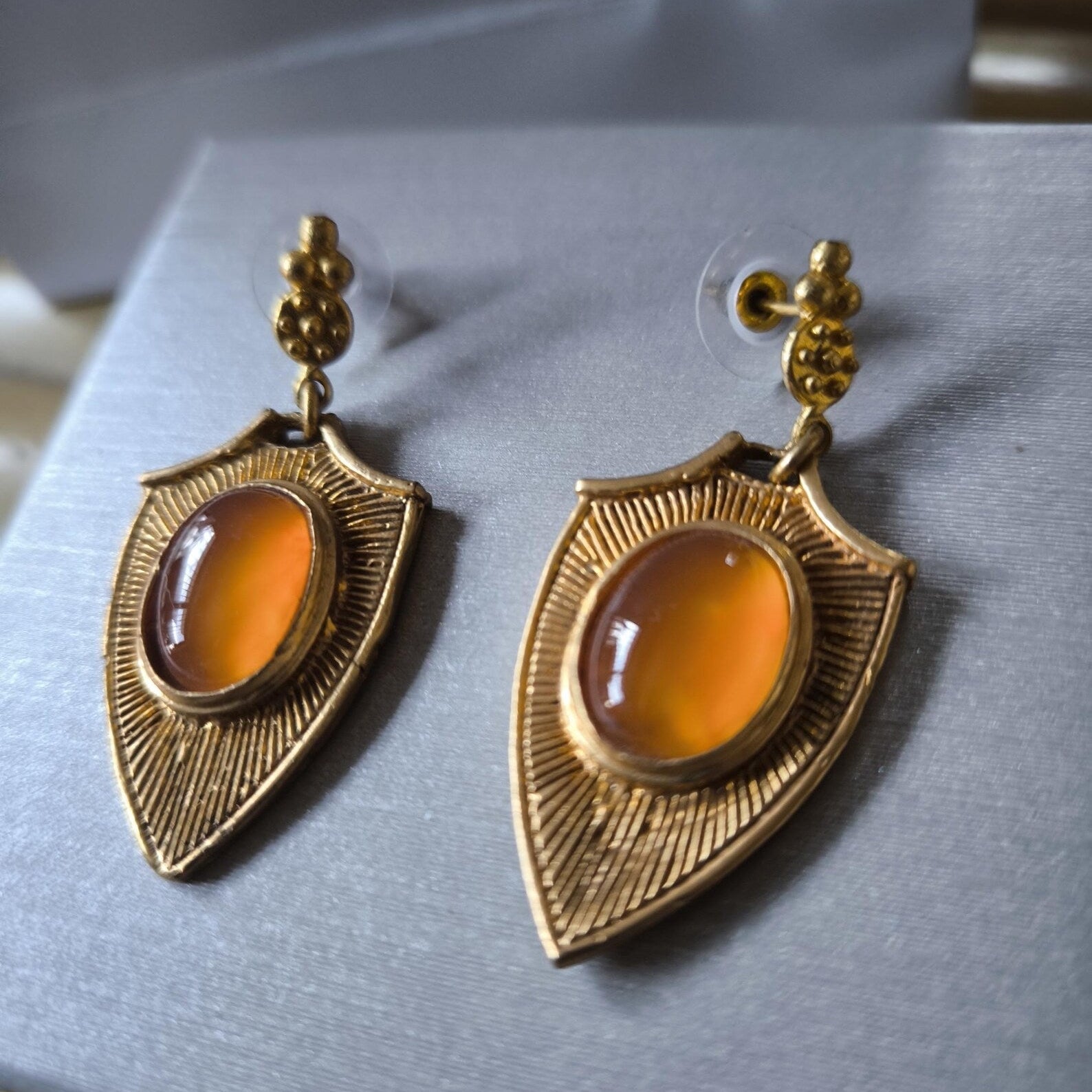 Orecchini stile antico in oro su bronzo con quarzi arancio naturali taglio cabochon