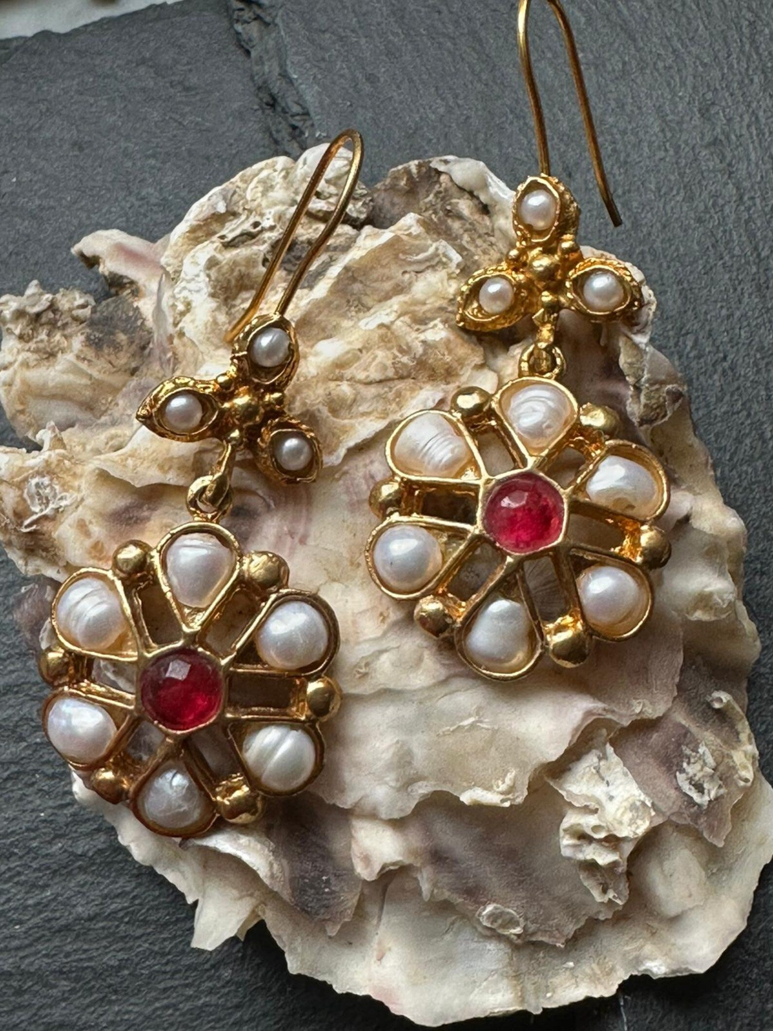 Orecchini stile antico in oro opaco su bronzo con perle naturali e diaspri rossi